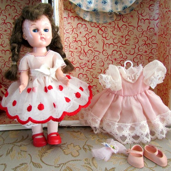 GINNY DOLL, BENT KNEE WALKER w CASE + 6 PRETTY DRESSES, 2 PAIR SHOES + MORE - Picture 3 of 16